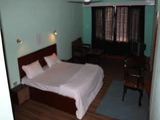 Srīnagar Hotel Pamposh מראה חיצוני תמונה